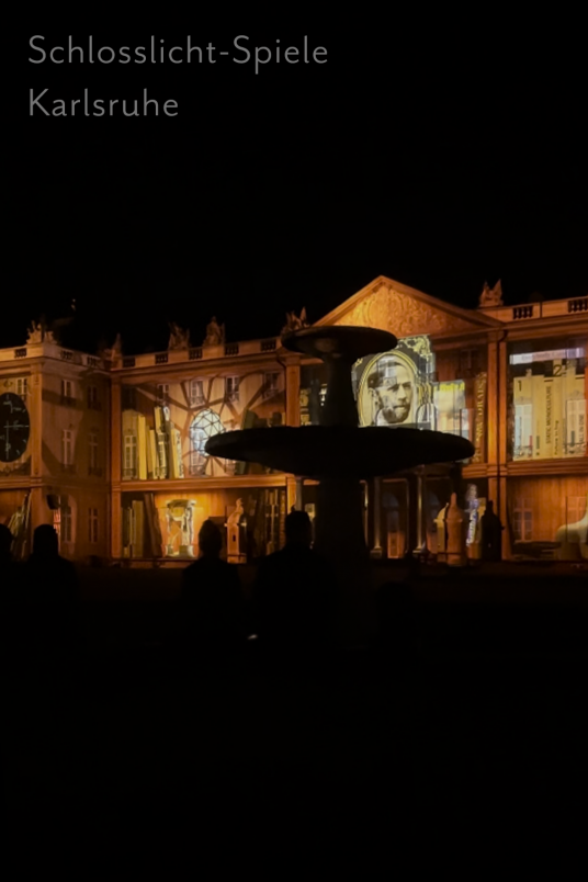 Animierte Videoprojektion auf dem Karlsruher Schloss. Auf der Fassade ist eine 3D-Animation zu sehen.