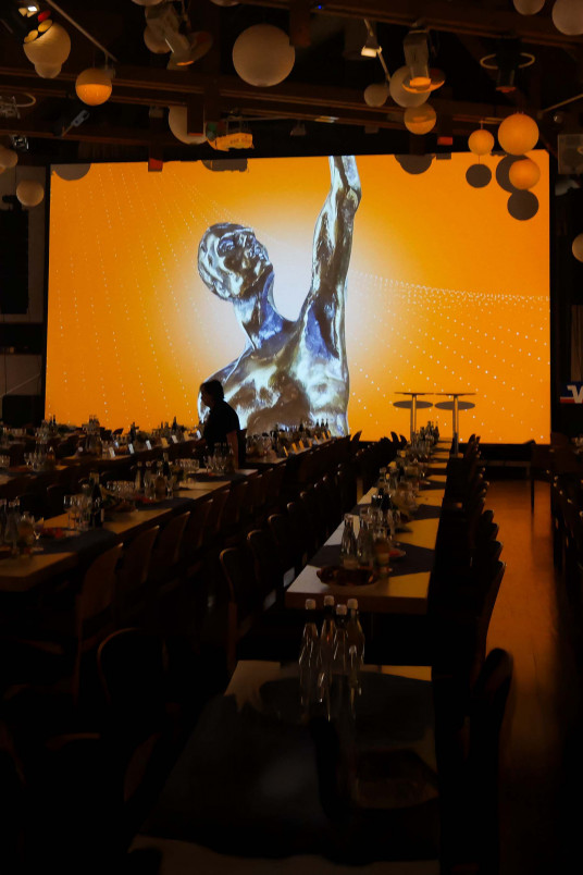 Große raumfüllende Leinwand für Events und Kongresse in großem Saal