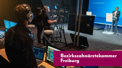Livestream-Setup mit Redner, Kameramann und Kamerafrau und einem Mitarbeiter in der Regie. Team Beinert, Livestream, live übertragen, Medienpräsentation, Ablaufregie, Teleprompter, Bezirkszahnärztekammer